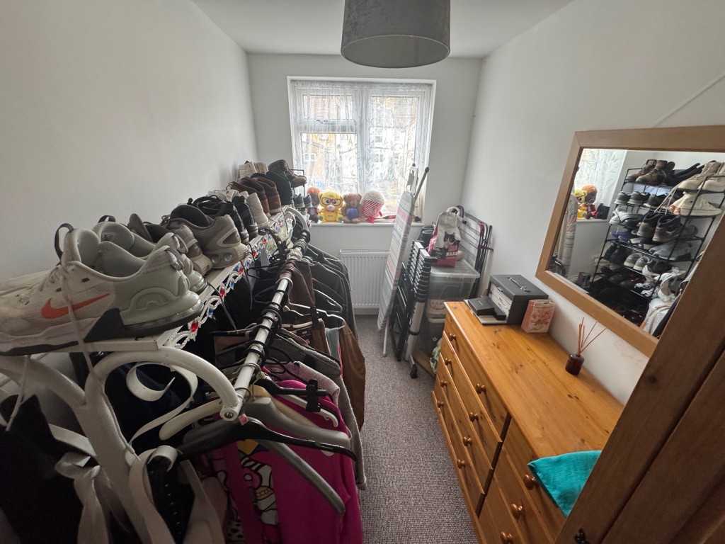Lot: 137 - THREE-BEDROOM HOUSE FOR INVESTMENT - Bedroom 3 or dressing room off bedroom 1